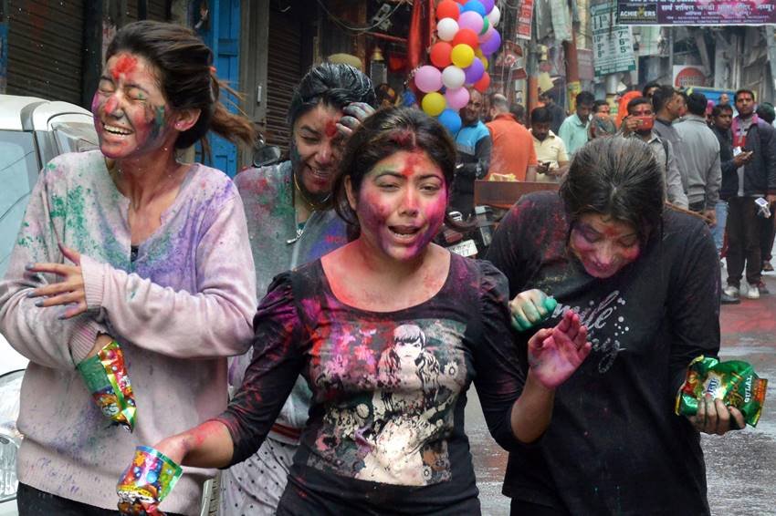 "Holi 2018, holi 2018, happy holi 2018, holi images, holi photos, holi live updates, holi messages, holi in collages, univercity students holi, college studnets holi