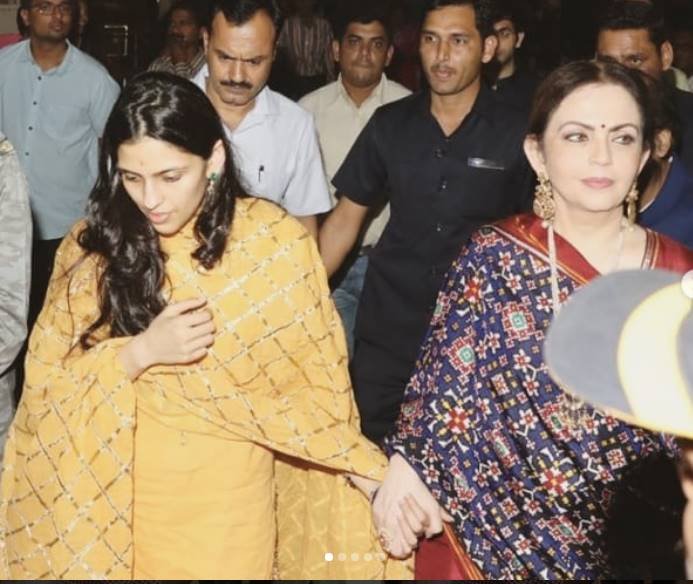 Ambani family,Mumbai, Siddhivinayak Temple, engagement ceremony, billionaire Mukesh Ambani, Akash Ambani, Shloka Mehta, Goa. Shloka, Russell Mehta, Nita Ambani, Mukesh Ambani, Reliance Industries, Shloka Mehta, Rosy Blue Diamonds, world's largest diamond trading companies, Bollywood News, Bollywood News in Hindi, News in Hindi, Entertenment news in Hindi, crime news, naitonal news, international news, trending news, twitter news, Viral story in Hindi, Latest news in Hindi, Jansatta