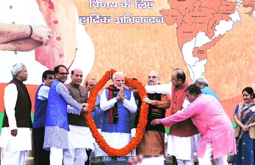 नतीजे आने के बाद नई दिल्ली स्थित पार्टी मुख्यालय में प्रधानमंत्री नरेंद्र मोदी को सम्मानित करते भाजपा नेता।