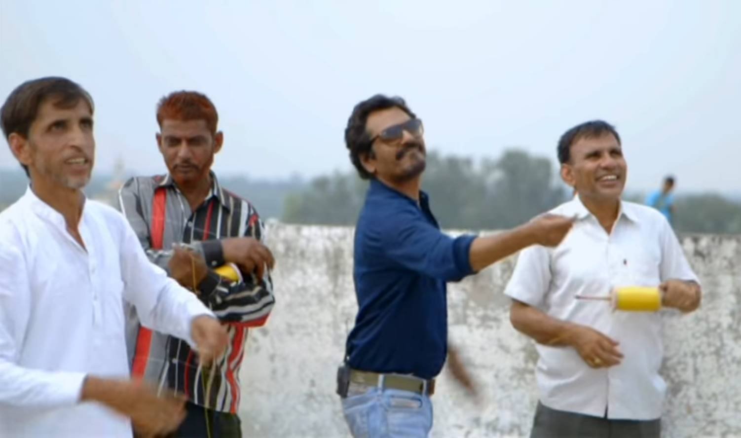 नवाज ने पतंग के बारे में अपनी छोटी-सी लव स्टोरी बताते हुए कहा कि, उनके घर के पास एक लड़की रहती थी, जिसके घर में नवाज जानबूझकर पतंग गिराते थे। पतंग में एक लेटर लगा होता था, जिसे लड़की पढ़कर अपना जवाब पतंग पर चिपकाकर देती थी।
