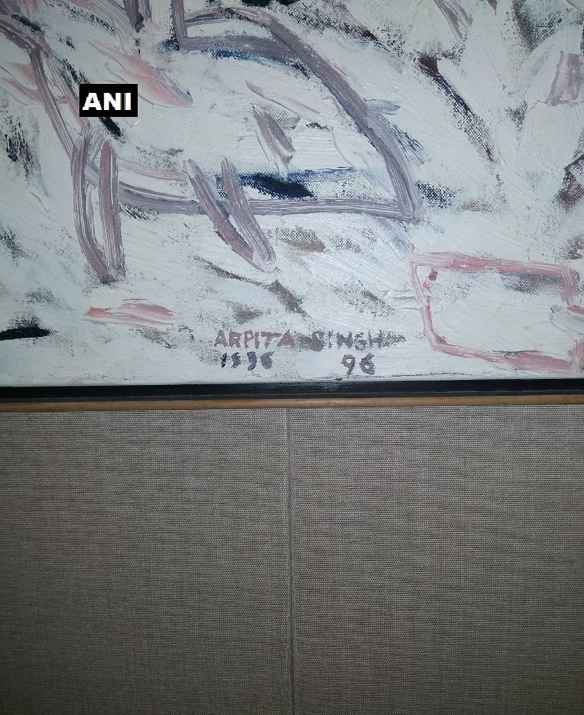 नीरव मोदी के खजाने में 15 करोड़ की पेंटि्ग्स भी शामिल है। अधिकारियों को छापे के दौरान यहां से अमृता शेरगिल, एम एफ हुसैन और के के हेब्बार जैसे प्रख्यात कलाकारों की 10 करोड़ रुपये के मूल्य की पेंटिग्स मिली है। ED और सीबीआई अधिकारियों ने इसे जब्त कर लिया है।