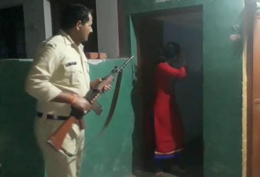 Police Raids, Police Raids news, Police Raids pics, Police Raids photos, Police Raids in mp, Police Raids in panna, Red Light, Red Light in mp, Red Light pics, Red Light photos, Red Light area, Red Light Area pics, Red Light Area photos, Red Light Area pictures, Panna District, Panna District news, photo gallery