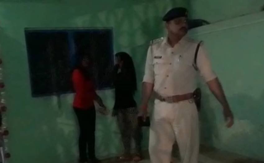 Police Raids, Police Raids news, Police Raids pics, Police Raids photos, Police Raids in mp, Police Raids in panna, Red Light, Red Light in mp, Red Light pics, Red Light photos, Red Light area, Red Light Area pics, Red Light Area photos, Red Light Area pictures, Panna District, Panna District news, photo gallery