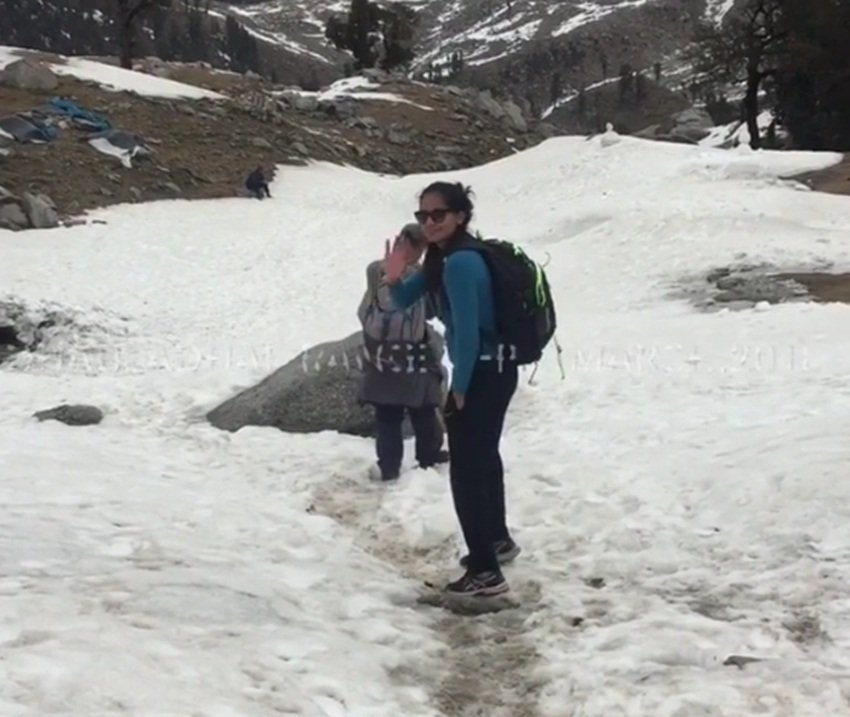 प्रतिमा ने एक वीडियो भी शेयर की है। इस वीडियो में वह पहाड़ों पर बिछी बर्फ के ऊपर चलते हुए दिखाई दे रही हैं। इसे देखकर ऐसा लग रहा है जैसे ईशांत शर्मा ने इसे रिकॉर्ड किया होगा। यह तस्वीर इसी वीडियो का स्क्रीनशॉट है। बता दें कि ईशांत और प्रतिमा ने 10 दिसंबर 2016 के दिन शादी की थी। (फोटो सोर्स- इंस्टाग्राम/pratima0808)