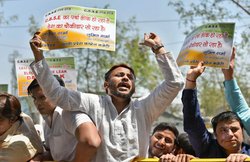 CBSE Paper Leak: 10 WhatsApp ग्रुप्स में सर्कुलेट हुए थे प्रश्न पत्र, हर ग्रुप में थे 50-60 सदस्य