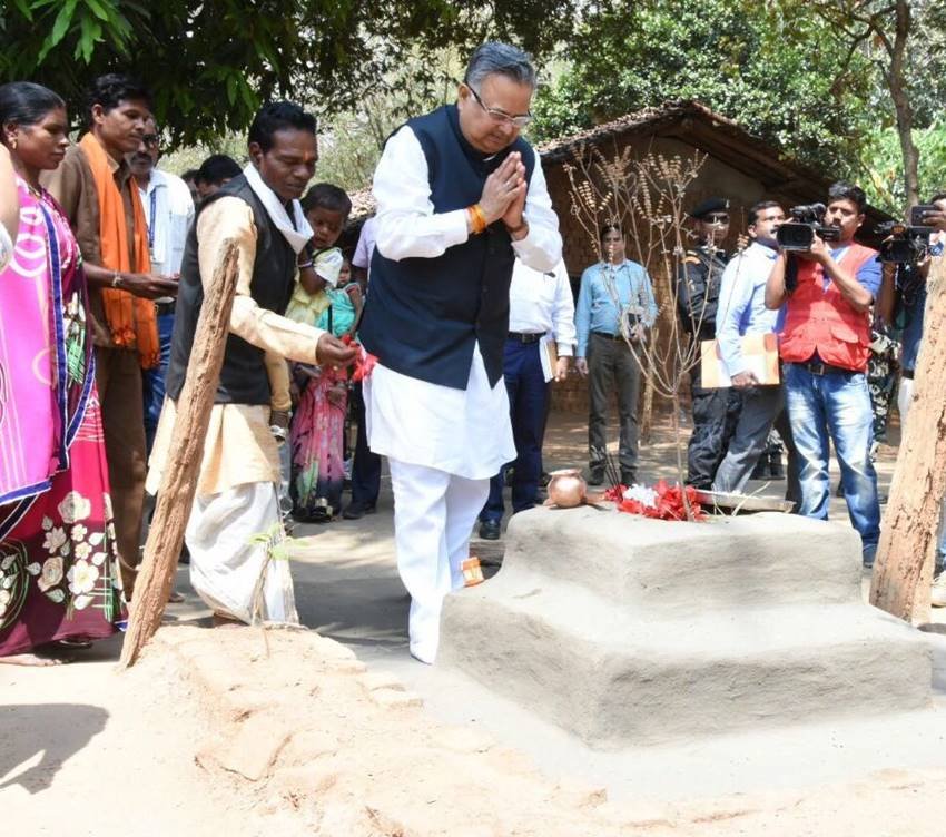 Dr Raman Singh, Dr Raman Singh in village, Dr Raman Singh pics, cm Dr Raman Singh, Dr Raman Singh cm, Dr Raman Singh in chhattisgarh, Chief Minister of Chhattisgarh Dr Raman Singh, Chief Minister of Chhattisgarh, Dr Raman Singh Reachs Village, Raman Singh Reachs Village, Met to People, Raman Singh state, photo gallery