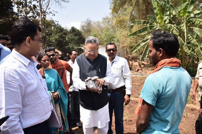 Dr Raman Singh, Dr Raman Singh in village, Dr Raman Singh pics, cm Dr Raman Singh, Dr Raman Singh cm, Dr Raman Singh in chhattisgarh, Chief Minister of Chhattisgarh Dr Raman Singh, Chief Minister of Chhattisgarh, Dr Raman Singh Reachs Village, Raman Singh Reachs Village, Met to People, Raman Singh state, photo gallery