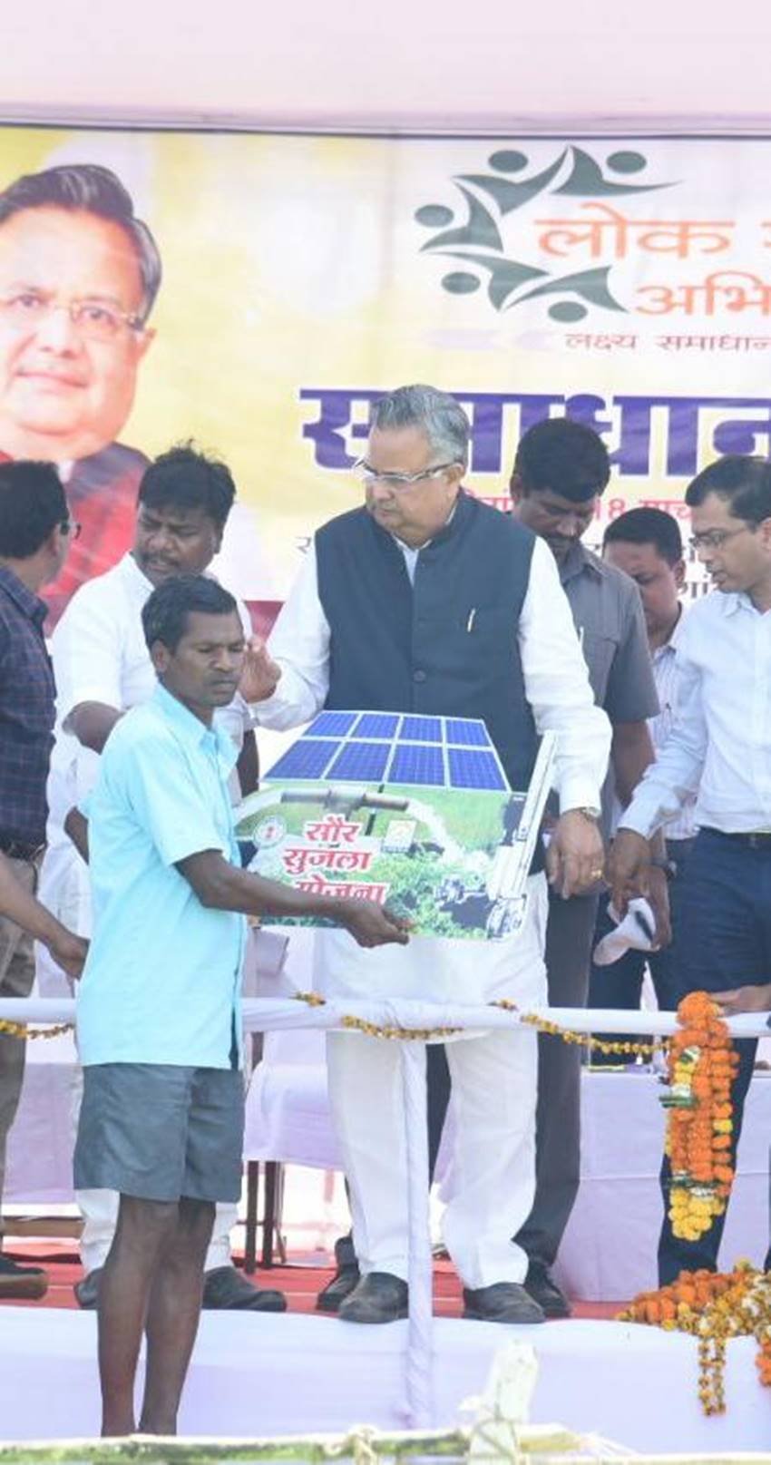 Dr Raman Singh, Dr Raman Singh in village, Dr Raman Singh pics, cm Dr Raman Singh, Dr Raman Singh cm, Dr Raman Singh in chhattisgarh, Chief Minister of Chhattisgarh Dr Raman Singh, Chief Minister of Chhattisgarh, Dr Raman Singh Reachs Village, Raman Singh Reachs Village, Met to People, Raman Singh state, photo gallery