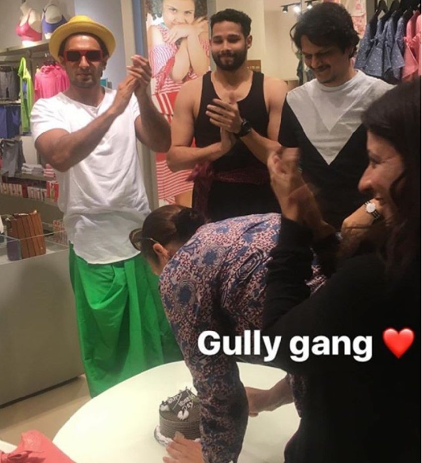 Ranveer Singh, actor Ranveer Singh, bollywood actor Ranveer Singh, Ranveer Singh photos, Ranveer Singh instagram, Ranveer Singh crazy look, Ranveer Singh in green lungi, Ranveer Singh lungi, Ranveer Singhlime lungi, Ranveer Singh lungi avtaar, Ranveer Singh on womens day, Ranveer Singh look, Ranveer Singh bold look, Ranveer Singh gully boy, Ranveer Singh film, Ranveer Singh latest picture, Ranveer Singh, padmaavat actor, entertainment, jansatta