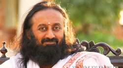 श्री श्री रविशंकर ने दरगाह पर चढ़ाई चादर, मौलाना से की मुलाकात