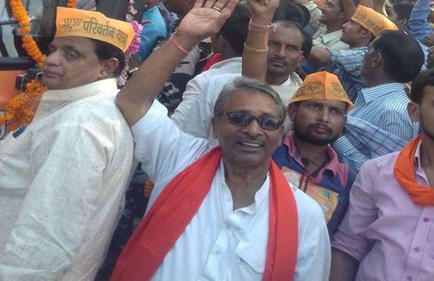 सकलदीप राजभर को संसद भेजकर बीजेपी पिछड़ी जाति के लोगों का भरोसा जीतना चाहती है। राजभर बलिया से ताल्लुक रखते हैं और अमित शाह की पसंद माने जाते हैं। माना जाता है कि बीजेपी के सहयोगी और योगी सरकार में मंत्री ओम प्रकाश राजभर के काट के रूप में शाह ने इन्हें खड़ा किया है। हाल के दिनों में ओमप्रकाश राजभर ने अपने बयानों से बीजेपी सरकार की किरकिरी कराई है। (परिवर्तन यात्रा में समर्थकों संग सकलदीप राजभर। फोटो सोर्स-फेसबुक)