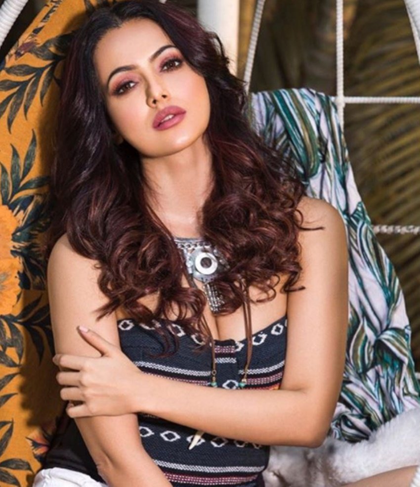 sana khan, actress sana khan, tv actress sana khan, bollywood actress sana khan, sana khan bold photos, sana khan bold avtaar, sana khan sexy look, sana khan glamorous look, sana khan trolled, sana khan trolled on her pictures, sana khan news, sana khan legs, sana khan troll, sana khan latest picture, sana khan instagram, sana khan, entertainment, jansatta