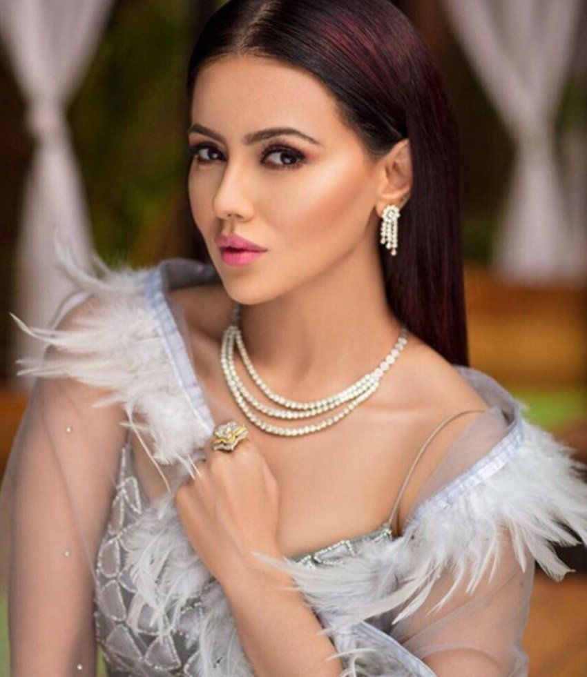 sana khan, actress sana khan, tv actress sana khan, bollywood actress sana khan, sana khan bold photos, sana khan bold avtaar, sana khan sexy look, sana khan glamorous look, sana khan trolled, sana khan trolled on her pictures, sana khan news, sana khan legs, sana khan troll, sana khan latest picture, sana khan instagram, sana khan, entertainment, jansatta