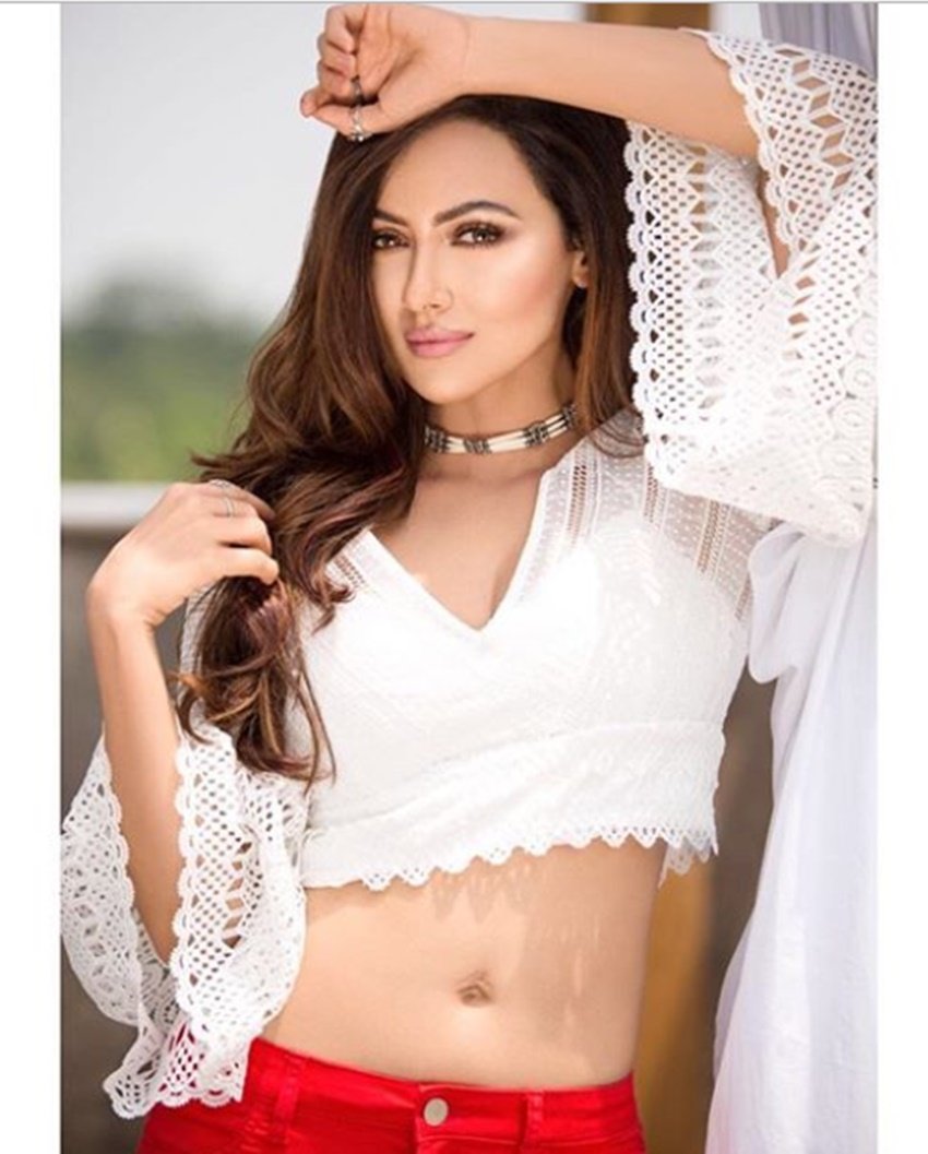 sana khan, actress sana khan, tv actress sana khan, bollywood actress sana khan, sana khan bold photos, sana khan bold avtaar, sana khan sexy look, sana khan glamorous look, sana khan trolled, sana khan trolled on her pictures, sana khan news, sana khan legs, sana khan troll, sana khan latest picture, sana khan instagram, sana khan, entertainment, jansatta