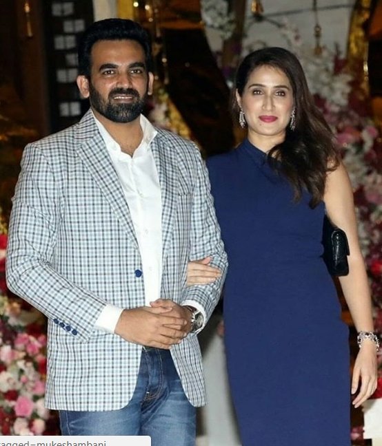 Ambani family,Mumbai, Siddhivinayak Temple, engagement ceremony, billionaire Mukesh Ambani, Akash Ambani, Shloka Mehta, Goa. Shloka, Russell Mehta, Nita Ambani, Mukesh Ambani, Reliance Industries, Shloka Mehta, Rosy Blue Diamonds, world's largest diamond trading companies, Bollywood News, Bollywood News in Hindi, News in Hindi, Entertenment news in Hindi, crime news, naitonal news, international news, trending news, twitter news, Viral story in Hindi, Latest news in Hindi, Jansatta