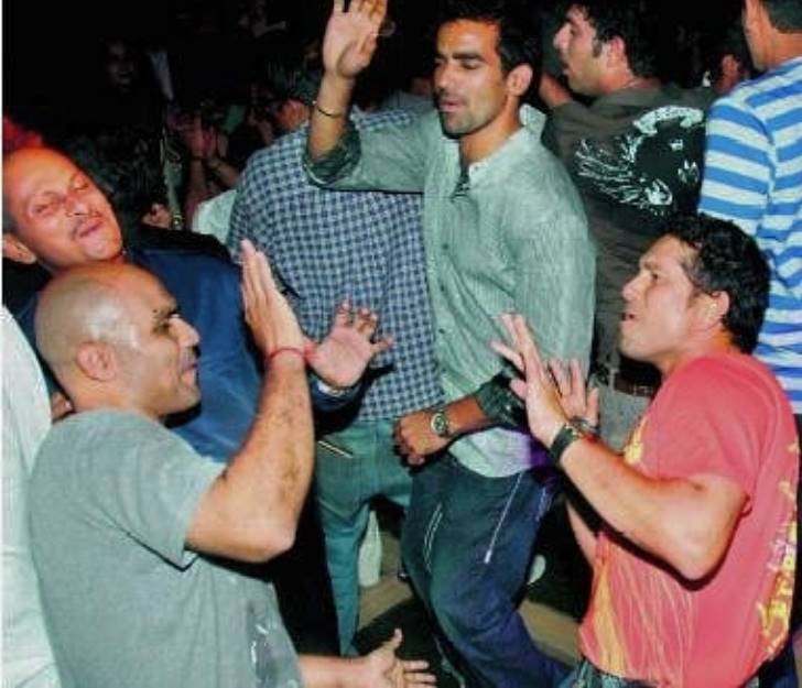 इससे पहले उन्होंने जहीर खान और सचिन के साथ सैटर्डे नाइट की तस्वीर शेयर की। यह काफी पुरानी है। (फोटो सोर्स- इंस्टाग्राम)