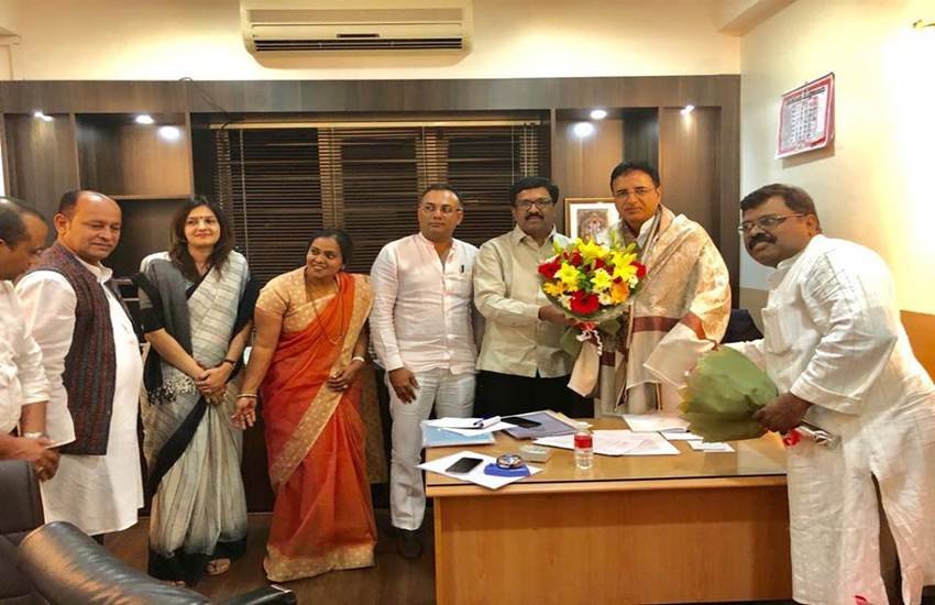 सैयद नासिर हुसैन को भी कांग्रेस ने कर्नाटक से मैदान में उतारा है। माना जाता है कि 52 साल के हुसैन को राज्य सभा के पूर्व उप सभापति के रहमान खान की जगह संसद भेजने का फैसला किया गया है जो अगले महीने रिटायर हो रहे हैं। (कांग्रेस प्रवक्ता रणदीप सिंह सुरजेवाला के साथ सैयद नासिर हुसैन। फोटो सोर्स- फेसबुक)