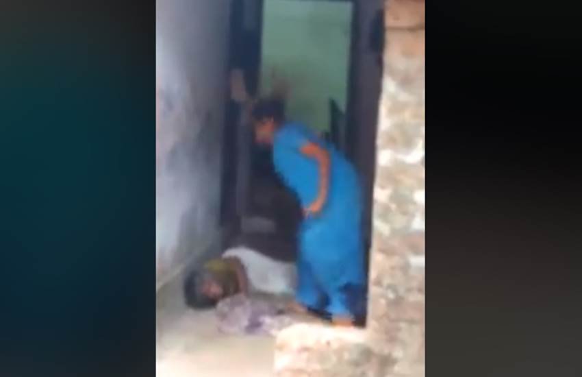 वायरल वीडियो से लिया गया स्क्रीनशॉट। वायरल वीडियो से लिया गया स्क्रीनशॉट।