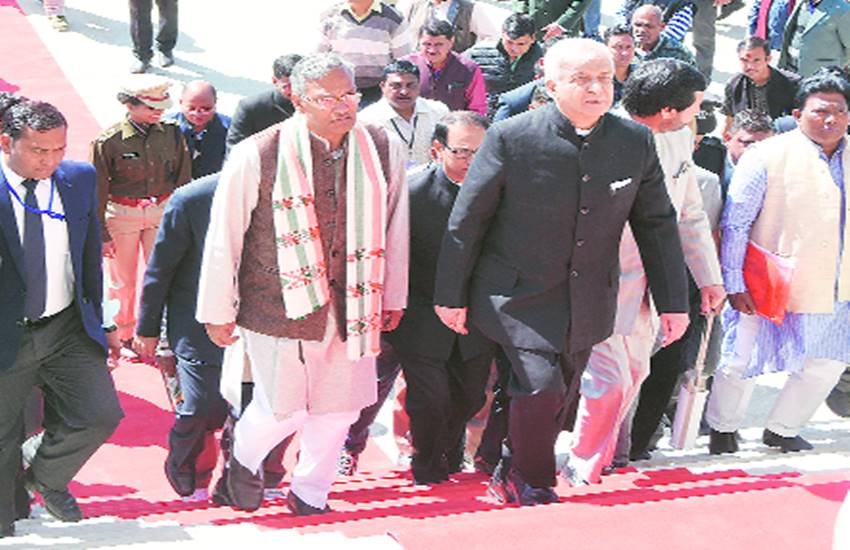 उत्तराखंड के रारज्यपाल डॉ कृष्णकांत पाल और मुख्यमंत्री त्रिवेंद्र सिंह रावत बजट सत्र के लिए जाते हुए। उत्तराखंड के रारज्यपाल डॉ कृष्णकांत पाल और मुख्यमंत्री त्रिवेंद्र सिंह रावत बजट सत्र के लिए जाते हुए।