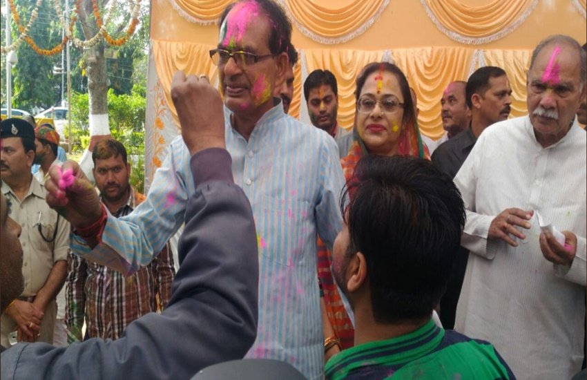 मामा जी के नाम से अपनी पहचान बनाने वाले मध्य प्रदेश के सीएम शिवराज सिंह चौहान ने अपने निवास स्थान पर होली मनाई। शिवराज सिंह ने जनप्रतिनिधियों और प्रदेशवासियों को गुलाल लगाकर होली की शुभकामनाएं दीं। (Photo Source: Twitter)