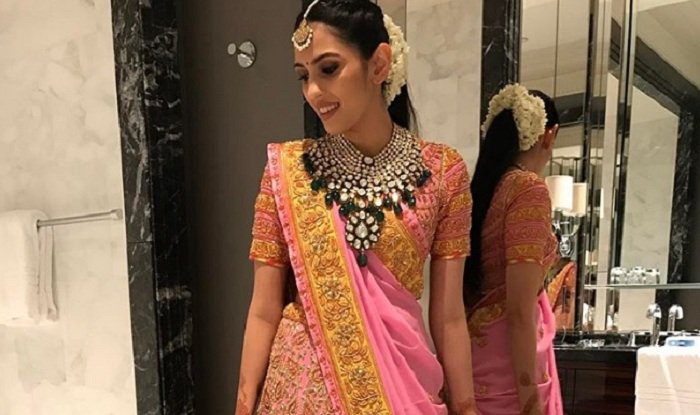 Ambani family,Mumbai, Siddhivinayak Temple, engagement ceremony, billionaire Mukesh Ambani, Akash Ambani, Shloka Mehta, Goa. Shloka, Russell Mehta, Nita Ambani, Mukesh Ambani, Reliance Industries, Shloka Mehta, Rosy Blue Diamonds, world's largest diamond trading companies, Bollywood News, Bollywood News in Hindi, News in Hindi, Entertenment news in Hindi, crime news, naitonal news, international news, trending news, twitter news, Viral story in Hindi, Latest news in Hindi, Jansatta