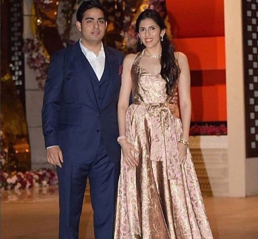 Ambani family,Mumbai, Siddhivinayak Temple, engagement ceremony, billionaire Mukesh Ambani, Akash Ambani, Shloka Mehta, Goa. Shloka, Russell Mehta, Nita Ambani, Mukesh Ambani, Reliance Industries, Shloka Mehta, Rosy Blue Diamonds, world's largest diamond trading companies, Bollywood News, Bollywood News in Hindi, News in Hindi, Entertenment news in Hindi, crime news, naitonal news, international news, trending news, twitter news, Viral story in Hindi, Latest news in Hindi, Jansatta