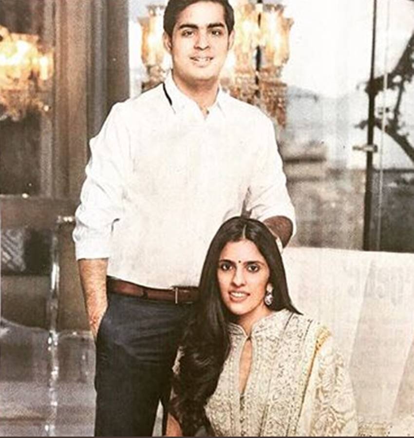 Ambani family,Mumbai, Siddhivinayak Temple, engagement ceremony, billionaire Mukesh Ambani, Akash Ambani, Shloka Mehta, Goa. Shloka, Russell Mehta, Nita Ambani, Mukesh Ambani, Reliance Industries, Shloka Mehta, Rosy Blue Diamonds, world's largest diamond trading companies, Bollywood News, Bollywood News in Hindi, News in Hindi, Entertenment news in Hindi, crime news, naitonal news, international news, trending news, twitter news, Viral story in Hindi, Latest news in Hindi, Jansatta