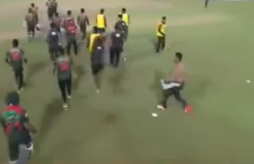 कप्तान शाकिब उल हसन अंपायर के फैसले से नाराज नजर आए, उन्होंने अपनी नाराजगी जाहिर करते हुए टीम को बीच मैच में ही वापस बुलाने लगे। शाकिब का कहना था कि अंपायर ने जिस गेंद पर रहमान को आउट दिया है, वह नो बॉल थी। शाकिब को कोच खालिद मेहमुद ने समझाकर वापस पवेलियन भेजा, इसके बाद बांग्लादेश एक गेंद रहते ही इस मैच को जीत गई। जीत के बाद शाकिब टीशर्ट उताकर मैदान पर जश्न मनाते नजर आए। (फोटो सोर्स- ट्विटर)