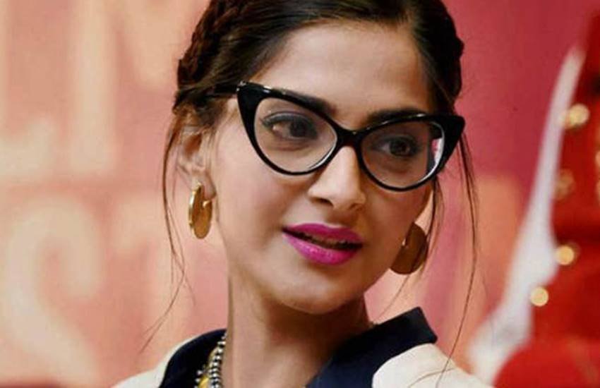 Sonam Kapoor, Sonam Kapoor cried, Sonam Kapoor crying, Sonam Kapoor weeping, Sridevi, Sridevi Funeral, Sridevi Funeral news, Sonam Kapoor and sridevi, entertainment news