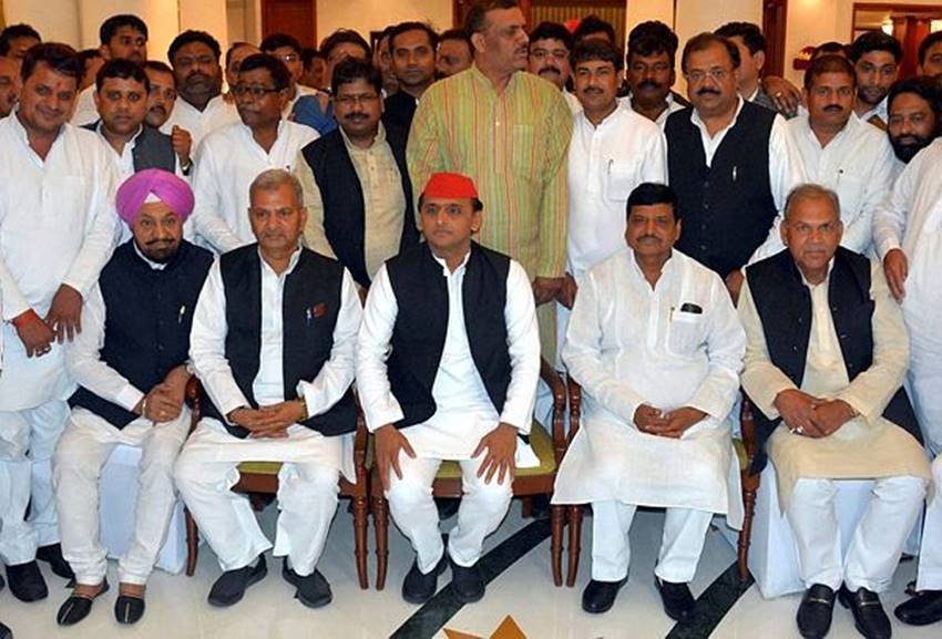 देर शाम आयोजित रात्रिभोज में चाचा और विधायक शिवपाल यादव और निर्दलीय विधायक राजा भैया भी शमिल हुए।