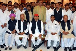 अखिलेश के भोज में चाचा शिवपाल और राजा भैय्या भी आए