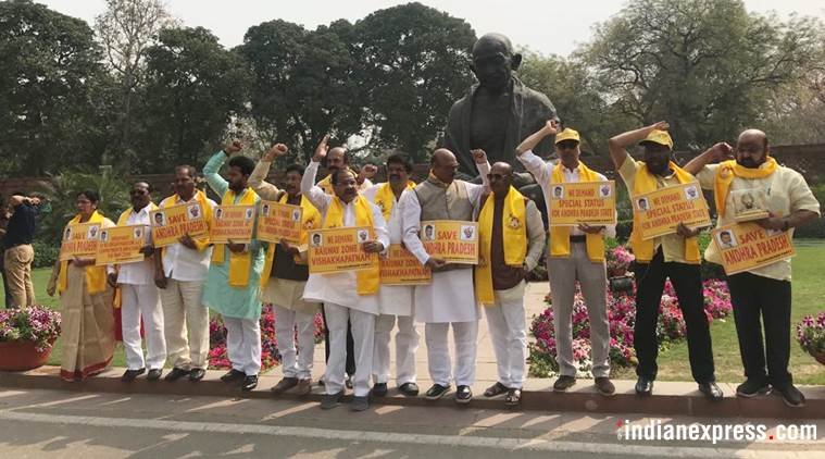 संसद में स्थित महात्मा गांधी की मूर्ति के सामने प्रदर्शन करते टीडीपी लीडर्स। (Express Photo by Renuka Puri)