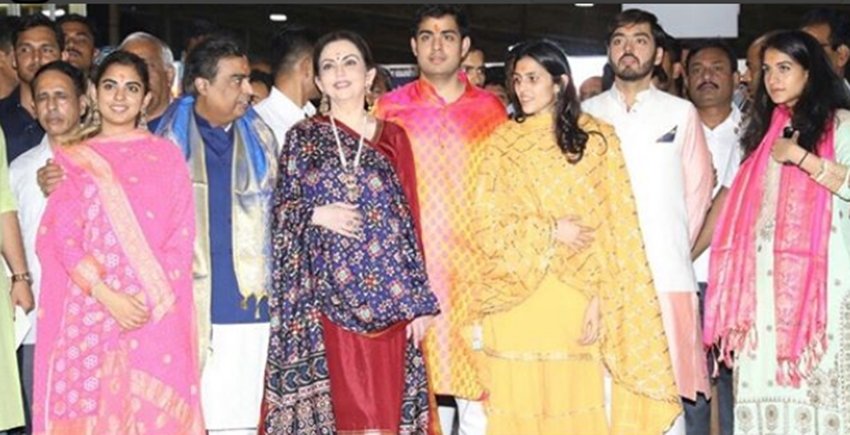 Ambani family,Mumbai, Siddhivinayak Temple, engagement ceremony, billionaire Mukesh Ambani, Akash Ambani, Shloka Mehta, Goa. Shloka, Russell Mehta, Nita Ambani, Mukesh Ambani, Reliance Industries, Shloka Mehta, Rosy Blue Diamonds, world's largest diamond trading companies, Bollywood News, Bollywood News in Hindi, News in Hindi, Entertenment news in Hindi, crime news, naitonal news, international news, trending news, twitter news, Viral story in Hindi, Latest news in Hindi, Jansatta