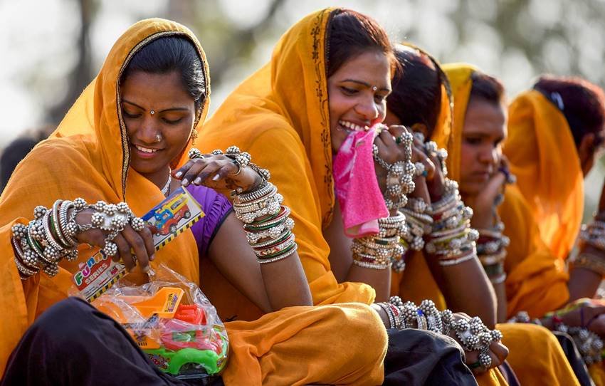 Bhagoria Haat festival, Bhagoria Haat festival to choose their life-partners, holi festival, jansatta photo gallery, Bheel tribal people, holi festival, trible marriage festival