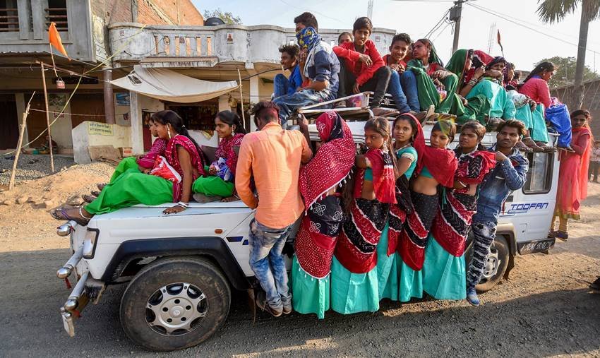Bhagoria Haat festival, Bhagoria Haat festival to choose their life-partners, holi festival, jansatta photo gallery, Bheel tribal people, holi festival, trible marriage festival
