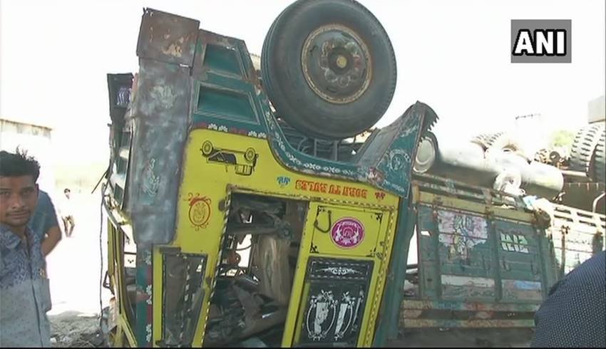 स्थानीय लोगों का कहना है कि ऐसा भयानक हादसा पहली बार देखा। (Photo Source-ANI)