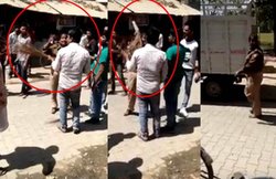 ड्राइवर ने नहीं दी लिफ्ट, महिला इंस्पेक्टर ने बीच सड़क झाड़ू से पीटा