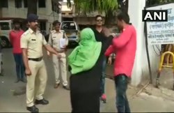 वीडियो: जब बेटी के बलात्कारी से हुआ मां का सामना, पुलिस के सामने ऐसे निकाला गुस्सा
