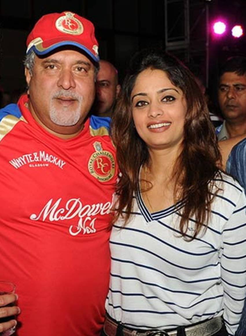 Vijay Mallya,Pinky Lalwani, Vijay Mallya, Enforcement Directorate, FERA rules, Vijay Mallya with his girl friend, Vijay Mallya third marriage, Vijay Mallya marriage, Vijay Mallya with his girls, Vijay Mallya livein relationship