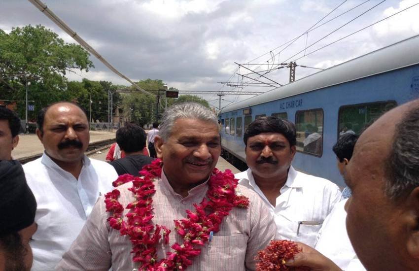 विजय पाल सिंह तोमर ठाकुर समुदाय से आते हैं। चौधरी चरण सिंह के साथ काम करने का इनका अनुभव है। 1991 में ये सरधना से जनता दल के टिकट पर विधायक रह चुके हैं। बीजेपी किसान मोर्चा के अध्यक्ष रह चुके हैं। संघ में भी इनकी अच्छी पैठ मानी जाती है। (फोटो सोर्स- फेसबुक)