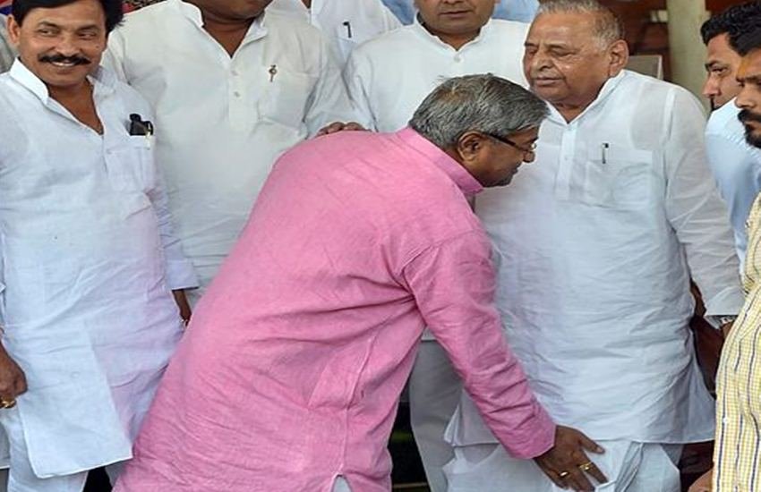 संसद परिसर में मुलायम सिंह का पैर छूते भाजपा नेता विनय कटियार। (फोटो सोर्स: पीटीआई) संसद परिसर में मुलायम सिंह का पैर छूते भाजपा नेता विनय कटियार। (फोटो सोर्स: पीटीआई)