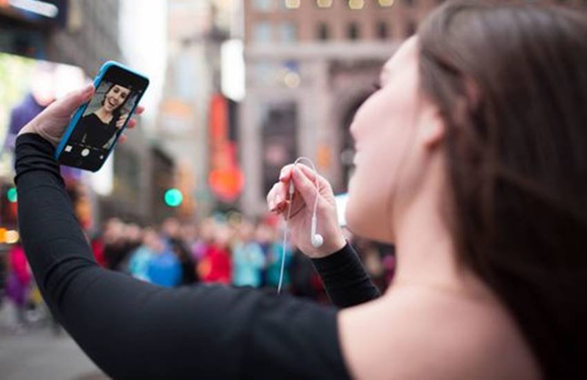 अगर आप वॉल्यूम डाउन बटन के सिंगल टैप करने पर फ्लैश लाइट का ऑप्शन सिलेक्ट करेंगे तो वॉल्यूम डाउन का बटन एक बार दबाने पर फ्लैश लाइट ऑन हो जाएगी।