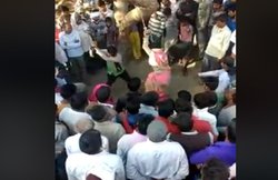 VIDEO में कैद हुई हैवानियत: महिला को पेड़ से लटका बेल्ट से पीटता रहा पति, देखती रही भीड़