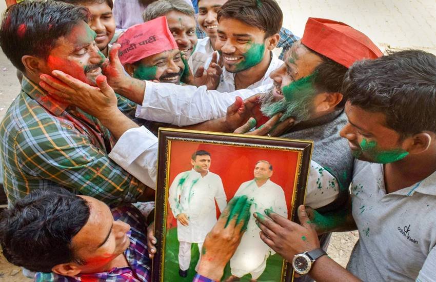 जीत का जश्न मनाते समाजवादी पार्टी के समर्थक और कार्यकर्ता (पीटीआई फोटो)