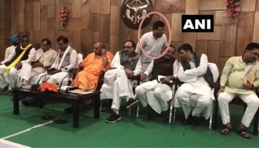 योगी की बैठक में हाल में बीजेपी में शामिल हुए नरेश अग्रवाल के बेटे और सपा के बागी विधायक नितिन अग्रवाल पहुंचे थे। नितिन अग्रवाल के पिता सांसद नरेश अग्रवाल कुछ दिन पहले ही सपा छोड़कर बीजेपी में शामिल हुए हैं। उनके पिता पहले ही एलान कर चुके हैं कि हरदोई सदर से सपा विधायक राज्यसभा चुनाव में बीजेपी उम्मीदवार को वोट देंगे।