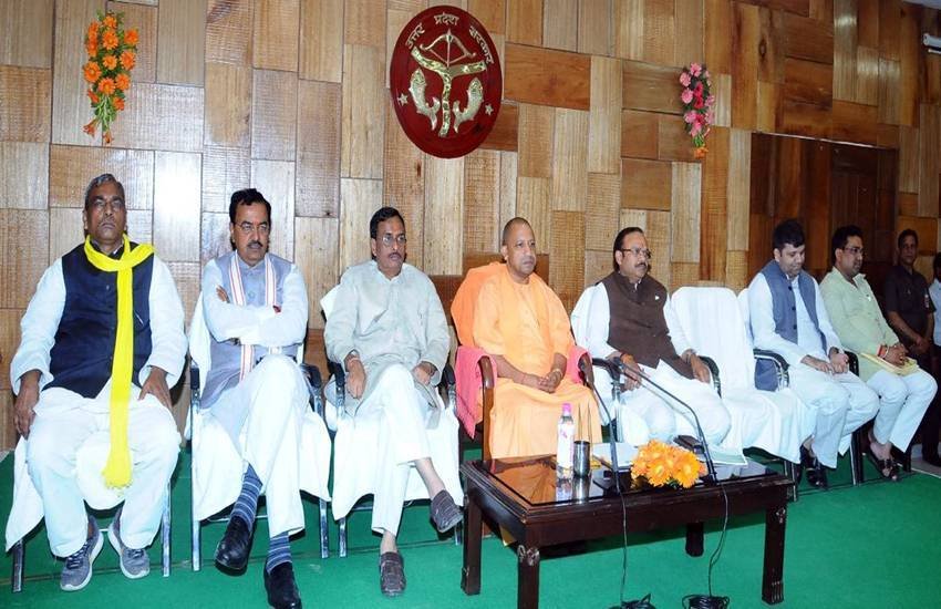 उन्होंने अपने सरकारी आवास पर बीजेपी और सहयोगी दलों के विधायकों को 'चाय पर चर्चा' के लिए बुलाया था।