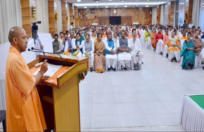 बीजेपी की तरफ से खुद सीएम योगी आदित्यनाथ राज्यसभा चुनाव की तैयारियों को देख रहे हैं।