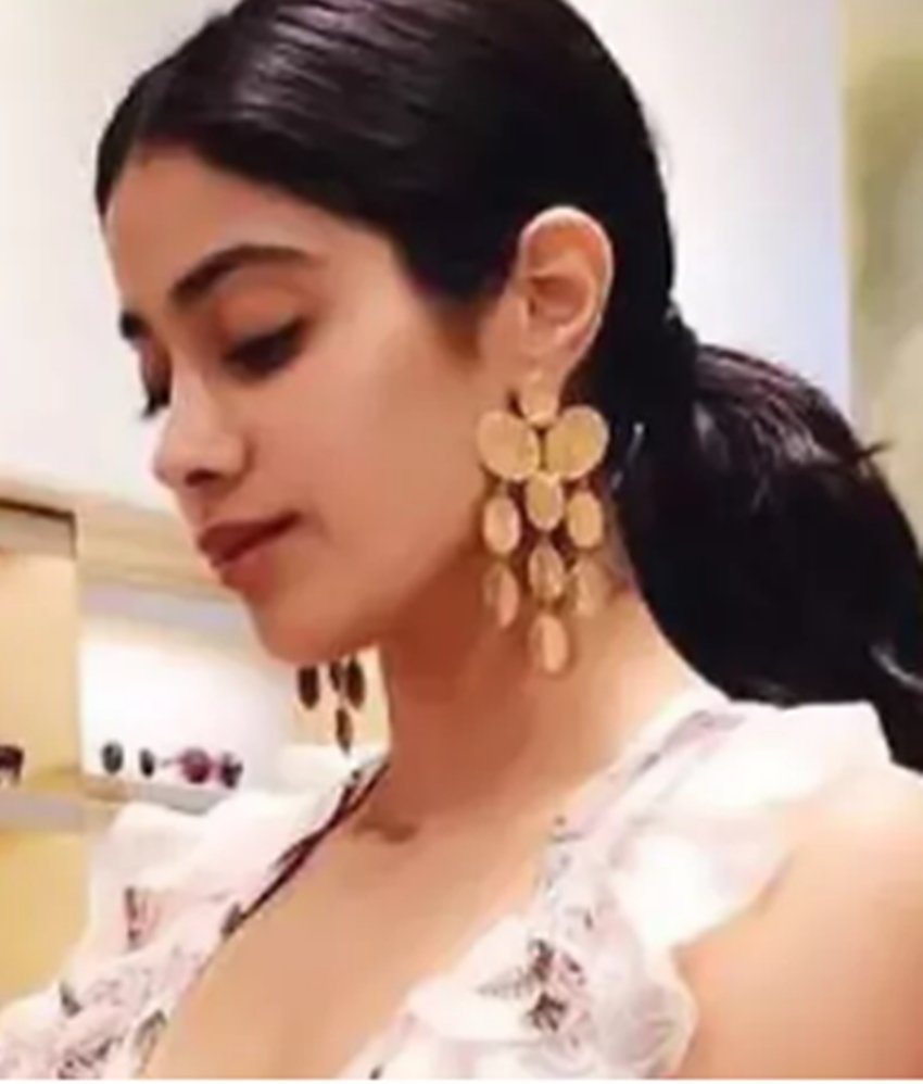Sabyasachi Mukherjee, Fashion designer Sabyasachi Mukherje, Model Looks Like Sridevi Daughter, Model Looks like Janhvi Kapoor, see pictures of Model Looks like Janhvi Kapoor, entertainment news, bollywood news, television news, entetainment news