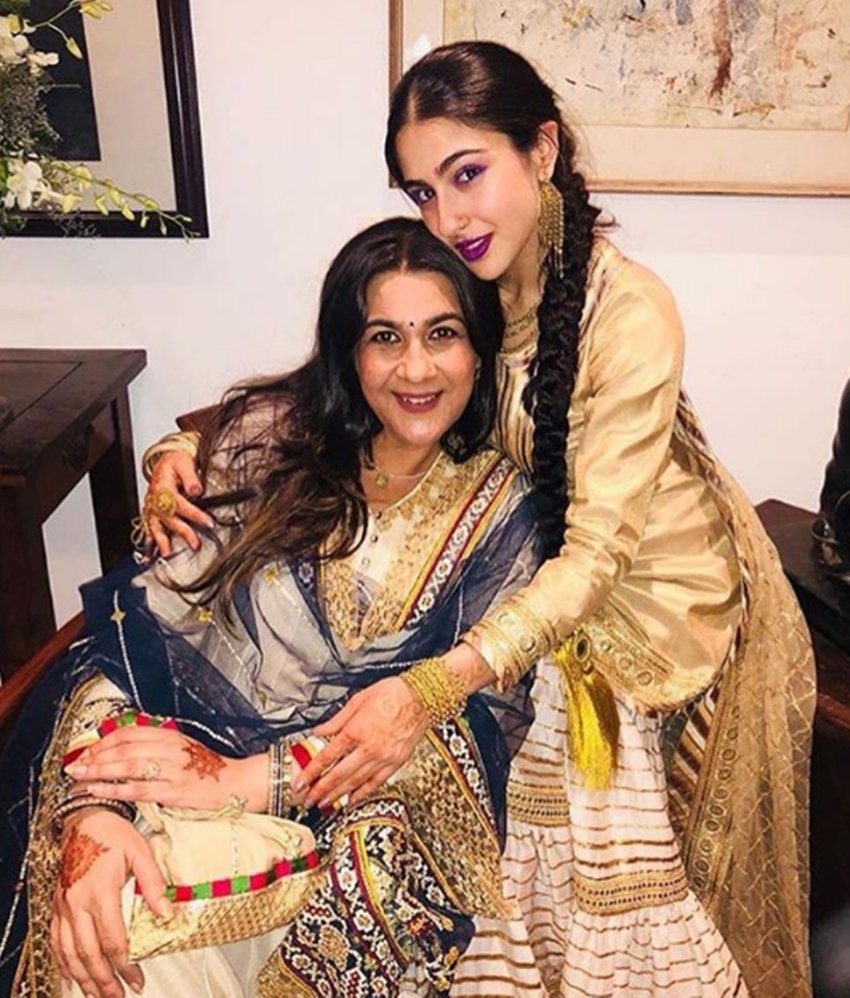 Sara Ali Khan, sara looking amazing in traditional, simba girl sara ali khan, sara ali khan dress, sara poses with mummy Amrita Singh, sara ali khan and Dimple Kapadia, see pictures of sara ali khan, entertainment news, bollywood news, television news, bollywood news,entertainment news, bollywood news, television news