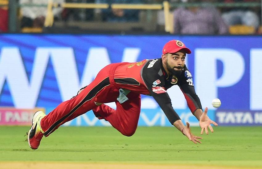 दिनेश कार्तिक का कैच पकड़ते विराट कोहली। Photo: PTI